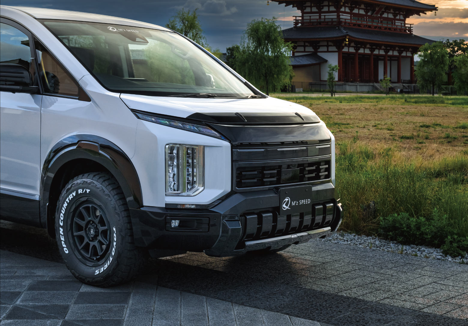 DELICA D:5 Right Front Image