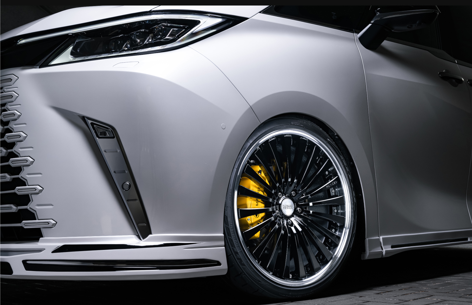 WHEEL FORGED DESIGN 666 Ⓕ®22×9.0J 34（245/35-22）足元にはプレミアムシリーズとなる鍛造製のフォージドデザイン666をインストール。フィンデザインがLMのエレガントさにジャストフィットします。装着カラーは新色として追加されたブラック。