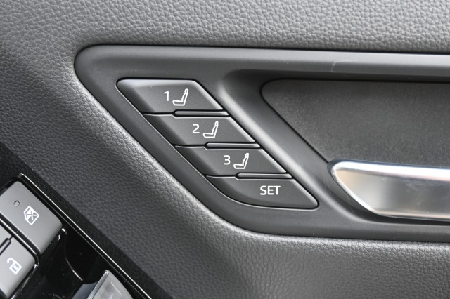 トヨタ:ランドクルーザー200/300