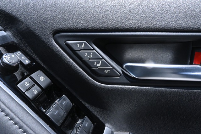 トヨタ:ランドクルーザー200/300