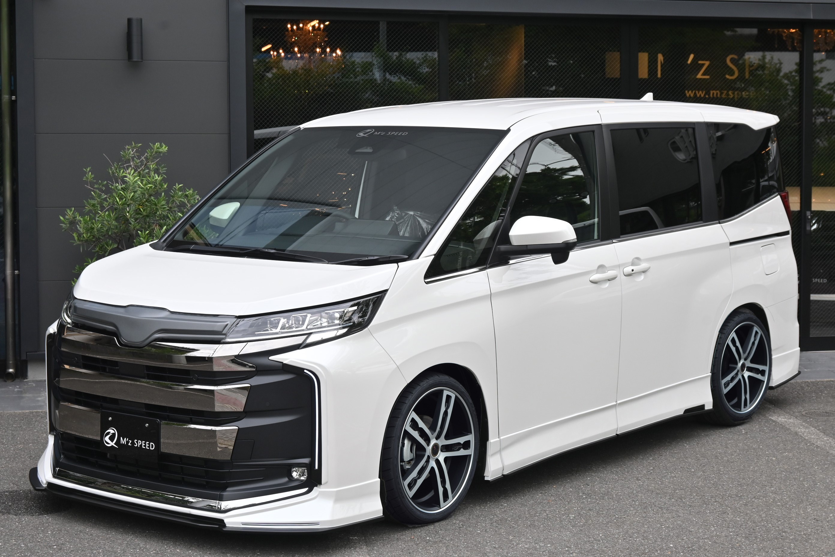 ノア【展示車両】 2WD S-Z ガソリン 7人乗り