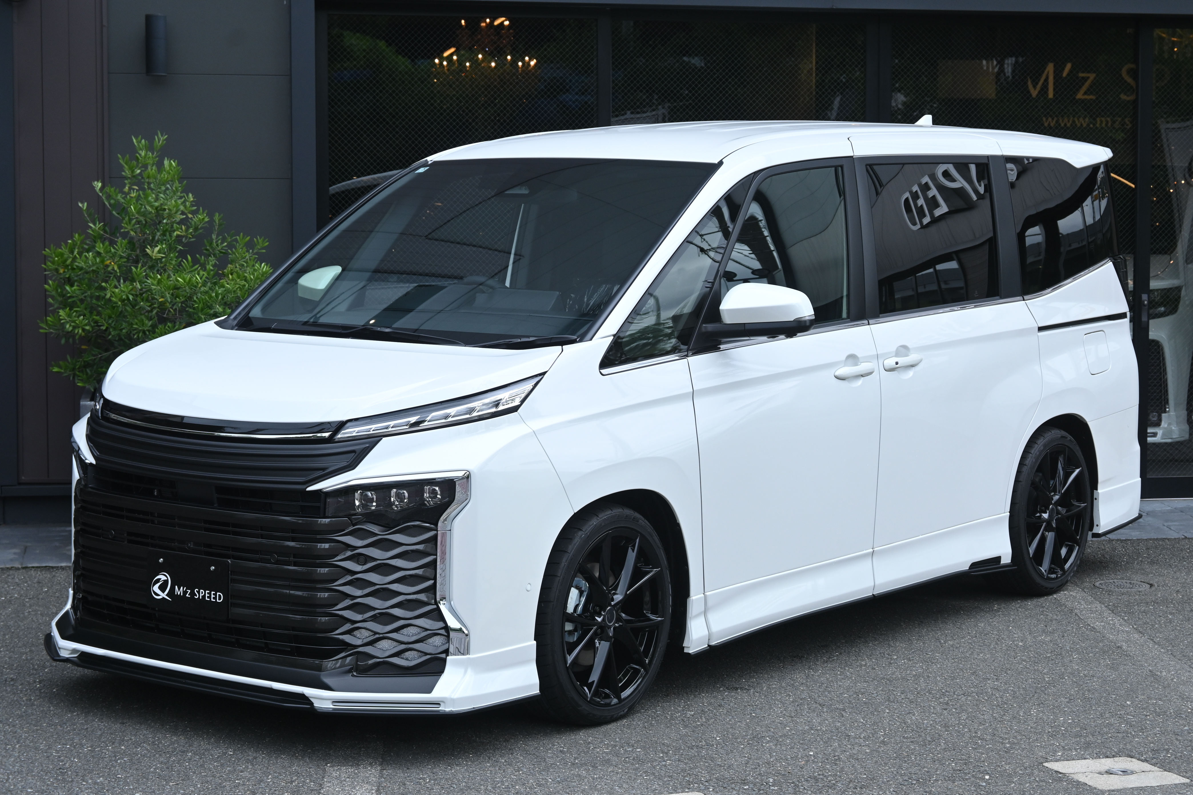 VOXY【展示車両】 2WD HYBRID S-Z 7人乗