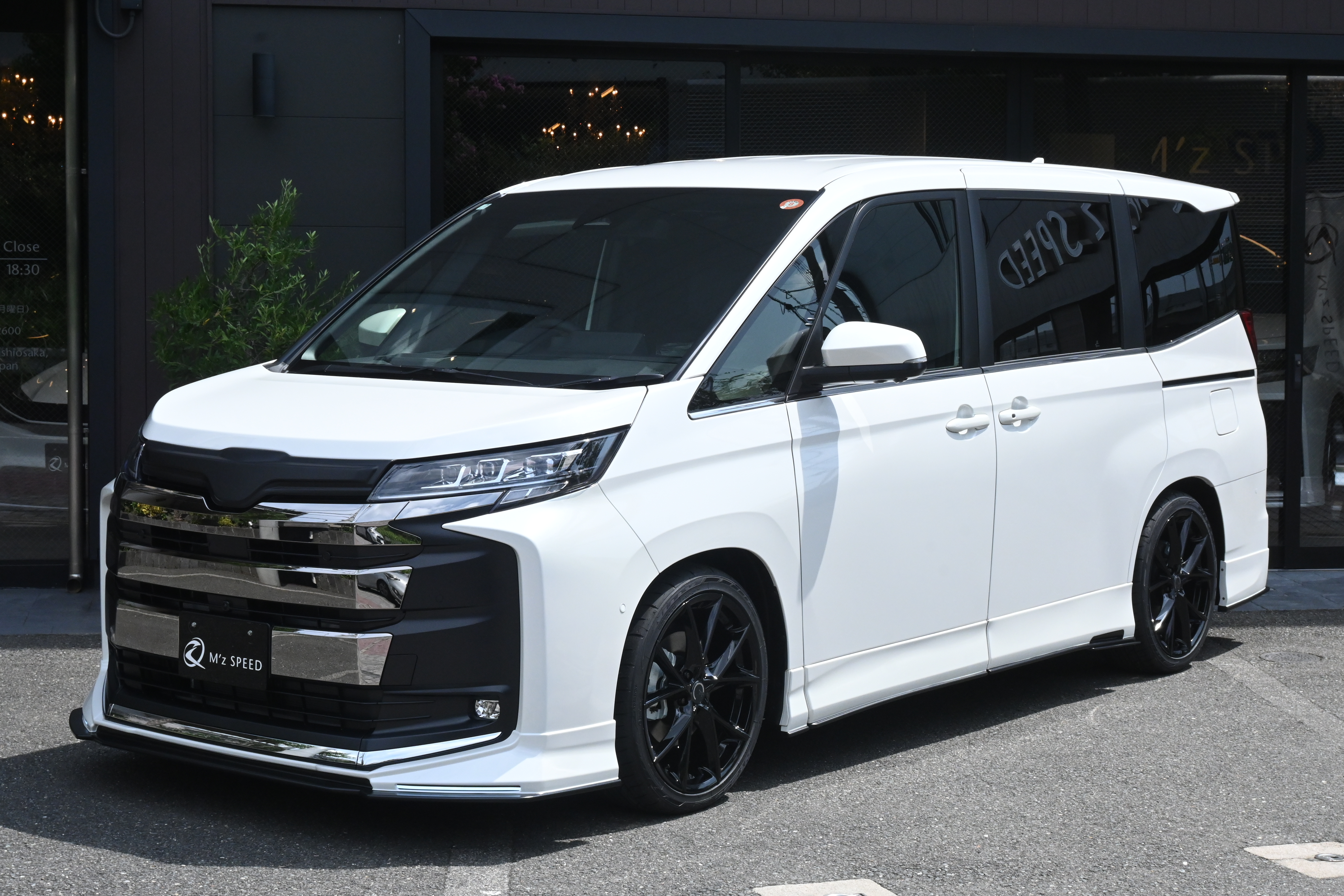 ノア【展示車両】 2WD HYBRID S-Z 7人乗