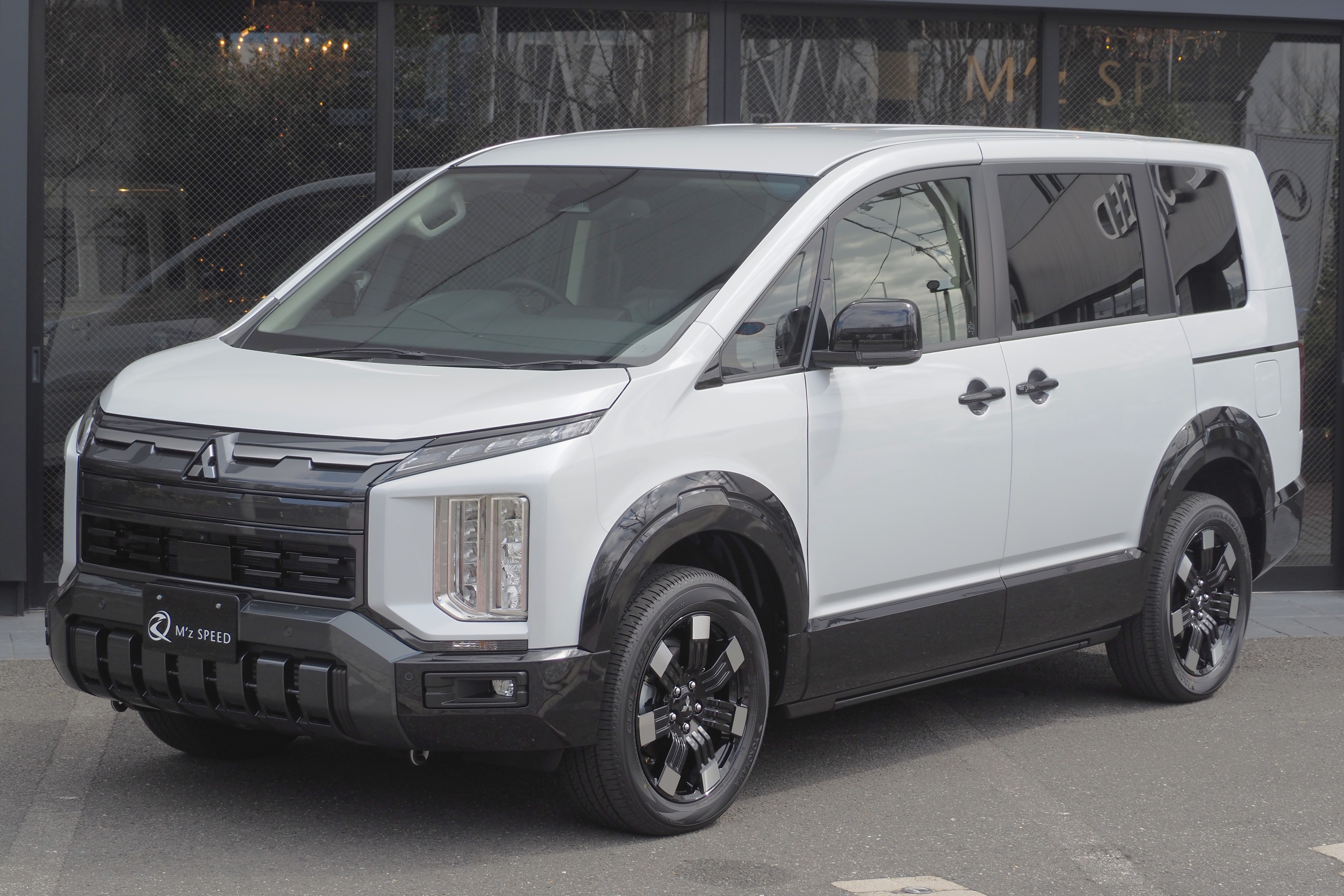 デリカＤ:５【展示車両】 4ＷD ディーゼル P 8人乗り