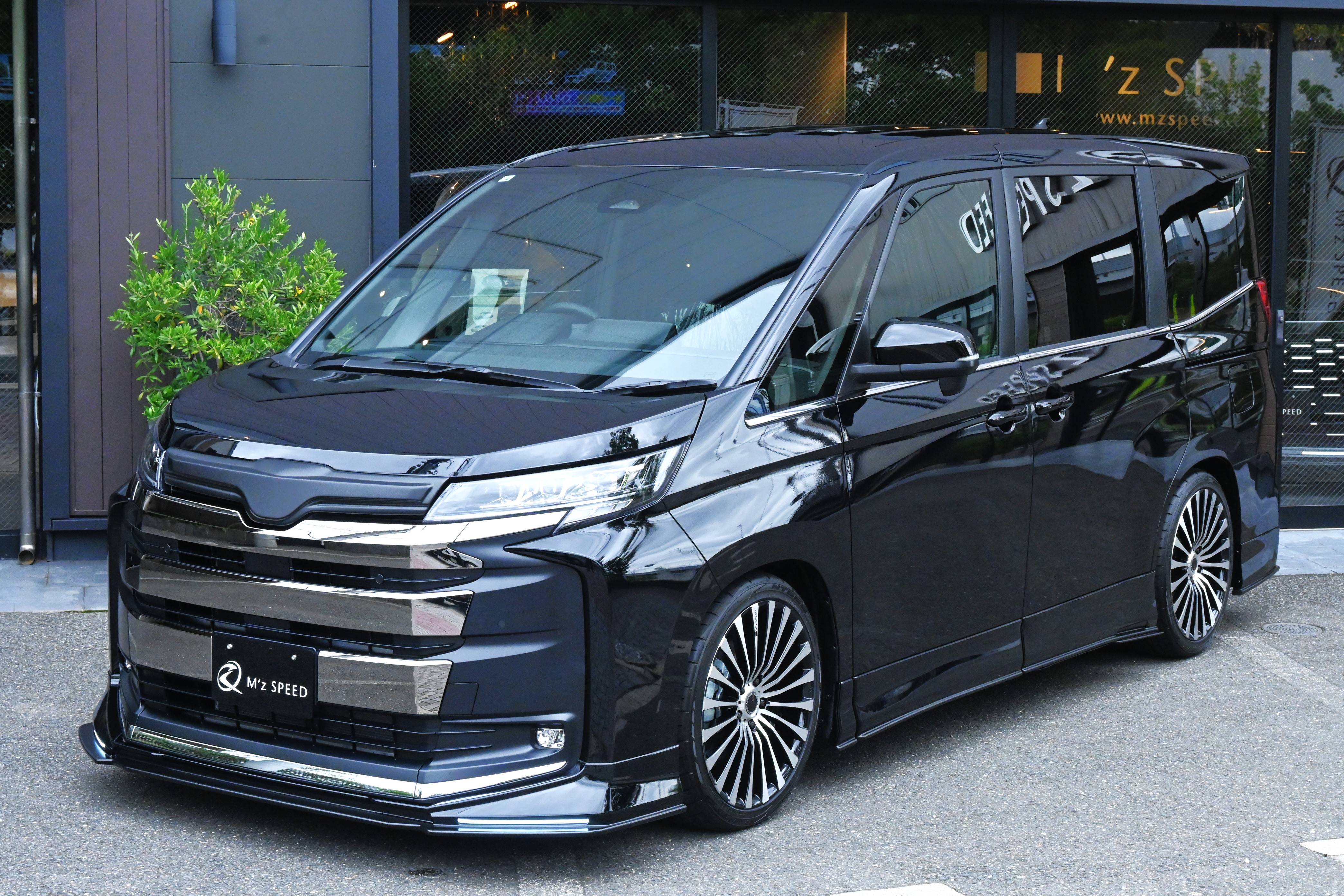 ノア【展示車両】 2WD S-Z 7人乗