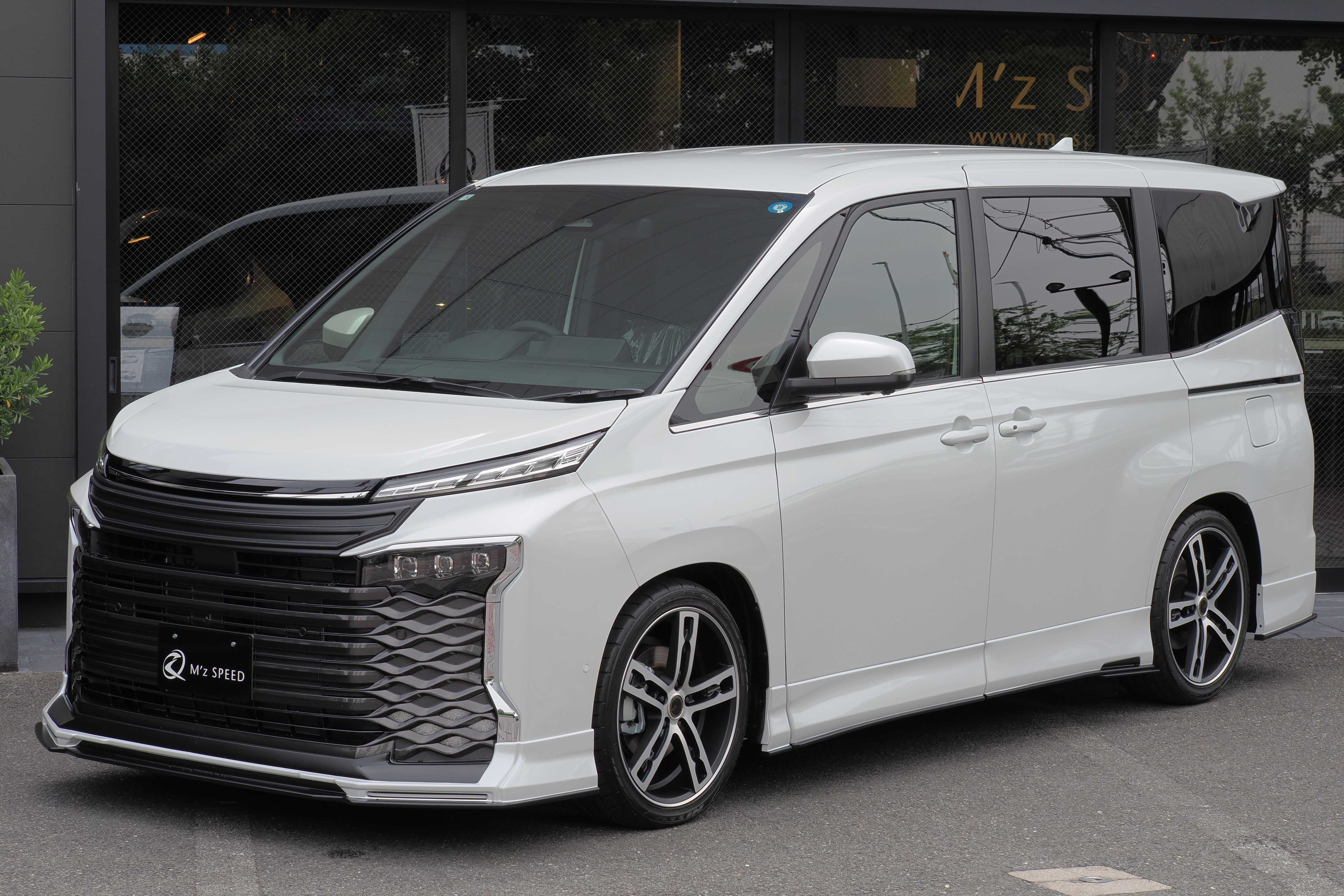 VOXY【展示車両】 2WD HYBRID S-Z 7人乗