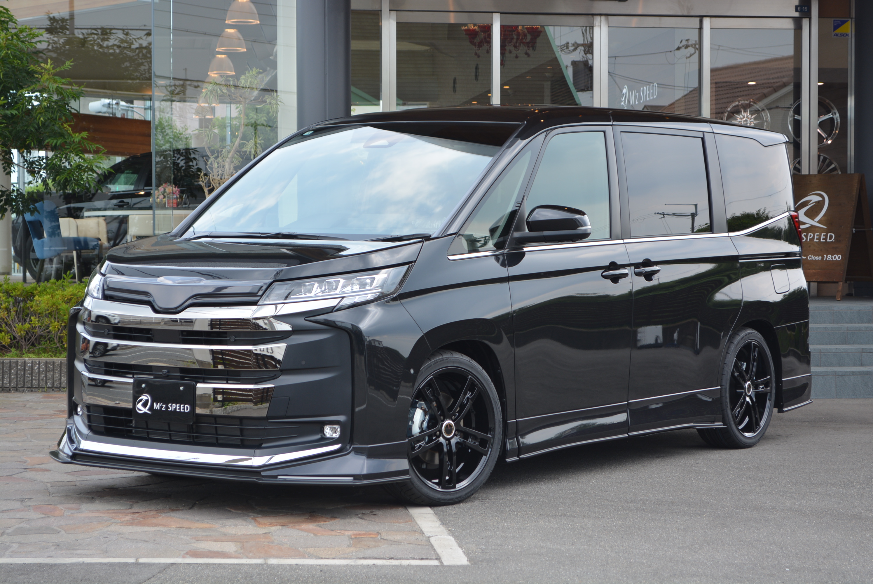 NOAH【展示車】 2WD HYBRID S-Z 7人乗