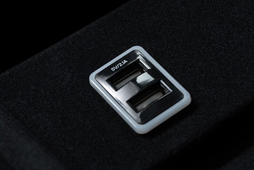 USBソケットは2つ口仕様。イルミで充電状態を確認可能。